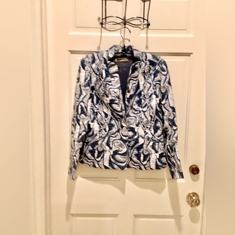 Beautifully cut short jacket, inlay designs prints.